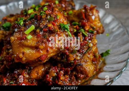 Succulenta carne di pollo con salsa Balado piccante e fragrante. La pasta di Balado è fatta con ingredienti come peperoncino rosso, aglio e scalogni. Foto Stock