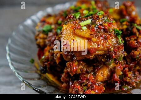 Succulenta carne di pollo con salsa Balado piccante e fragrante. La pasta di Balado è fatta con ingredienti come peperoncino rosso, aglio e scalogni. Foto Stock