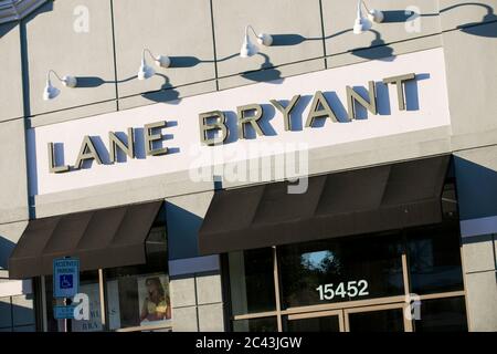 Un cartello con il logo all'esterno di un negozio Lane Bryant a Bowie, Maryland, l'8 giugno 2020. Foto Stock