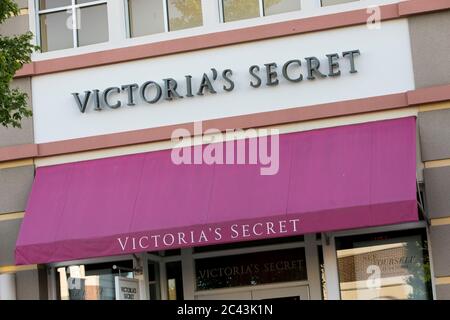 Un cartello con il logo all'esterno di un negozio al dettaglio Victoria's Secret a Bowie, Maryland, l'8 giugno 2020. Foto Stock