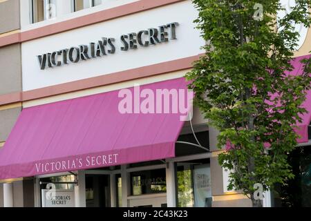 Un cartello con il logo all'esterno di un negozio al dettaglio Victoria's Secret a Bowie, Maryland, l'8 giugno 2020. Foto Stock