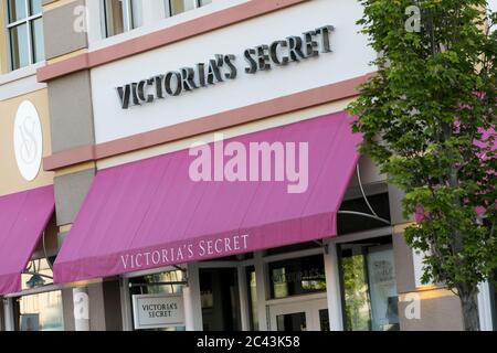 Un cartello con il logo all'esterno di un negozio al dettaglio Victoria's Secret a Bowie, Maryland, l'8 giugno 2020. Foto Stock
