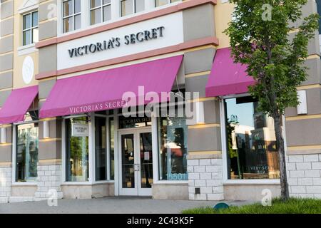 Un cartello con il logo all'esterno di un negozio al dettaglio Victoria's Secret a Bowie, Maryland, l'8 giugno 2020. Foto Stock