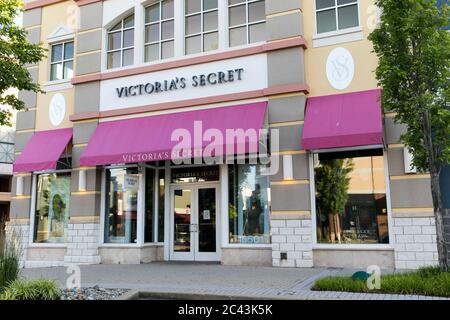 Un cartello con il logo all'esterno di un negozio al dettaglio Victoria's Secret a Bowie, Maryland, l'8 giugno 2020. Foto Stock