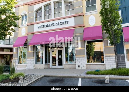 Un cartello con il logo all'esterno di un negozio al dettaglio Victoria's Secret a Bowie, Maryland, l'8 giugno 2020. Foto Stock