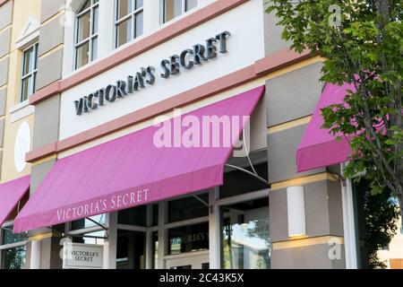 Un cartello con il logo all'esterno di un negozio al dettaglio Victoria's Secret a Bowie, Maryland, l'8 giugno 2020. Foto Stock