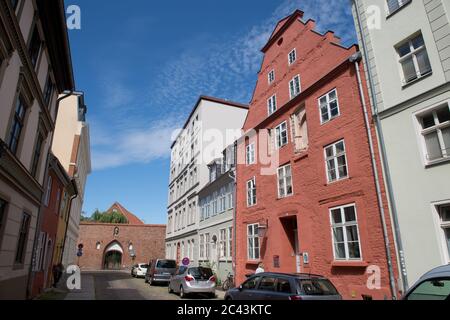15 giugno 2020, Meclemburgo-Pomerania occidentale, Stralsund: Vista di una fila di case nel centro storico di Stralsund, in Külpstraße 5 la città anseatica di Stralsund, menzionata per la prima volta nel 1234, è uno dei magneti turistici del Meclemburgo-Vorpommern a causa degli oltre 500 edifici elencati, La maggior parte dei quali è stata ampiamente restaurata negli ultimi anni con la società di trustee revelopment Stadterneuerungsgesellschaft Stralsund mbH (SES). Nel giugno 2002, il centro storico medievale di Stralsund è stato incluso nella lista dei siti Patrimonio dell'Umanità dell'UNESCO insieme alla Città anseatica di Wismar. Foto: Foto Stock