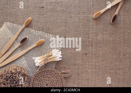 Struttura realizzata con bagno naturale e utensili per la casa termale, concetto di stile di vita e di zero sprechi sostenibili. Spazzolini da denti in legno, tamponi di bambù, sapone, polvere da denti Foto Stock