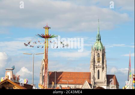 Giostra a catena davanti al Paulskirche all'Oktoberfest, Monaco, Baviera, Germania Foto Stock