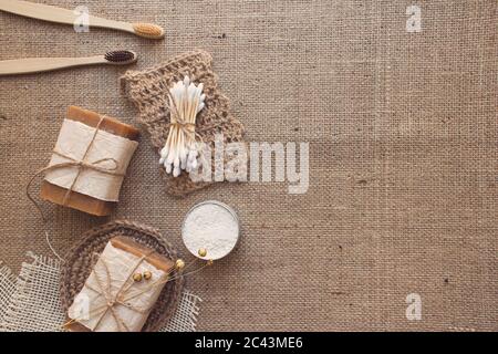 Set di strumenti per bagno naturale e per la spa, concetto di stile di vita e di zero sprechi sostenibili. Spazzolini da denti in legno, tamponi di bambù, sapone, polvere da denti, asciutti Foto Stock