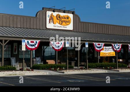 Un cartello con il logo all'esterno di un ristorante Cracker Barrel Old Country Store a Hagerstown, Maryland, il 10 giugno 2020. Foto Stock