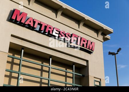 Un cartello con il logo all'esterno di un negozio di materassi presso Hagerstown, Maryland, il 10 giugno 2020. Foto Stock