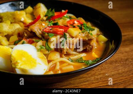 Il Mee Rebus è un piatto di noodle malese con salsa dolce a base di patate. La combinazione di dolcezza e sapori salati è deliziosamente migliorata con un gene Foto Stock