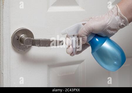 Disinfezione, pulizia e lavaggio delle maniglie delle porte. Prevenzione dell'infezione da coronavirus. Foto Stock