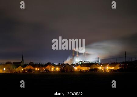 Centrale elettrica di Frimmersdorf lignite di notte, Grevenbroich, Germania Foto Stock