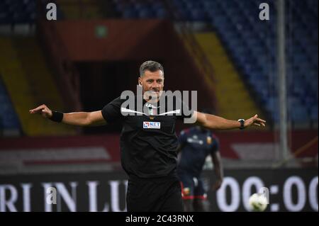 Genova, Italia. 23 giugno 2020. Arbitro giacomelli durante Genova vs Parma, serie italiana una partita di calcio a genova, Italia, Giugno 23 2020 Credit: Independent Photo Agency/Alamy Live News Foto Stock