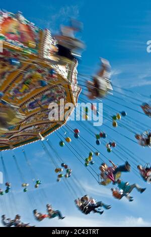 Persone nel carosello a catena all'Oktoberfest di Monaco, Baviera, Germania Foto Stock