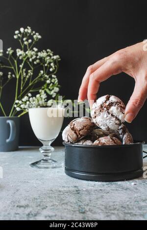 Tavola dolce con biscotti al cioccolato, latte e caffè fatti in casa Foto Stock