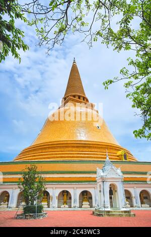 La più alta Stupa in Thailandia Phra Pathomchedi nella provincia di Nakhon Pathom, Thailandia. Foto Stock