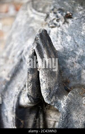 Statua con mani aggrappate in un cimitero, Monaco, Baviera, Germania Foto Stock