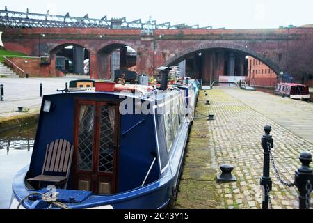 Viadotto e imbarcazioni strette: Potato Wharf, Bridgewater Canal Basin, Castlefield, Manchester, Inghilterra, UK Foto Stock