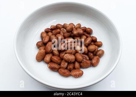 Fagioli borlotti italiani cotti al forno in una ciotola, isolati su bianco Foto Stock