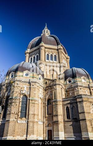 Cattedrale di San Pietro Apostolo, conosciuta anche come Duomo Tonti, di Paolo Tonti, che donò la sua ricchezza per la sua costruzione. Esterno della cupola e del Foto Stock