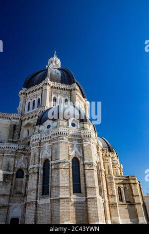 Cattedrale di San Pietro Apostolo, conosciuta anche come Duomo Tonti, di Paolo Tonti, che donò la sua ricchezza per la sua costruzione. Esterno della cupola e del Foto Stock