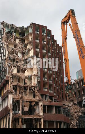 Alto edificio degli anni '60 in fase di demolizione, Lower Chatham Street, Manchester, Inghilterra, Regno Unito Foto Stock