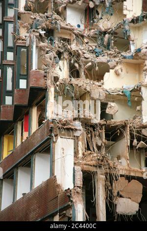 Alto edificio degli anni '60 in fase di demolizione, Lower Chatham Street, Manchester, Inghilterra, Regno Unito Foto Stock