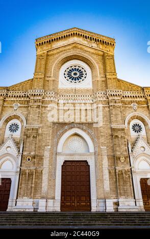 Cattedrale di San Pietro Apostolo, conosciuta anche come Duomo Tonti, di Paolo Tonti, che donò la sua ricchezza per la sua costruzione. Facciata con finestre a rosone e. Foto Stock