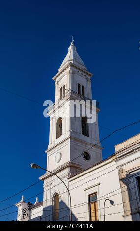 Campanile della chiesa barocca della Beata Vergine del Monte Carmelo, chiesa del Carmine. Pietra bianca, finestra bifora, meridiana, campana, croce, arco. CE Foto Stock