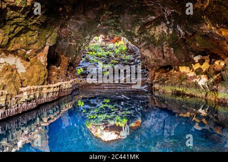 Grotta Jameos del Agua, grotta naturale e piscina creata dall'eruzione del vulcano Monte Corona a Lanzarote, Isole Canarie, Spagna Foto Stock