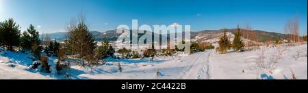 bellissimo panorama invernale in montagna in una giornata di sole Foto Stock