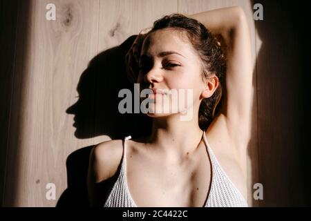 Direttamente sopra il ritratto di giovane donna che si trova sul pavimento a casa Foto Stock