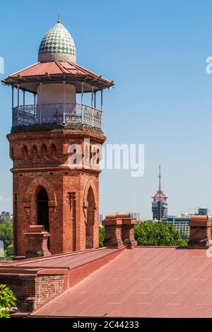 Minareto della Moschea di Jumah contro il cielo azzurro chiaro, Tbilisi, Georgia Foto Stock