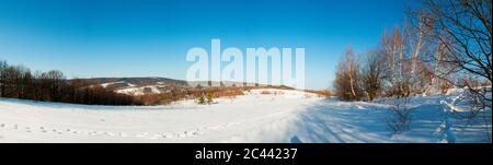 bellissimo panorama invernale in montagna in una giornata di sole Foto Stock