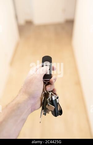 Germania, mano di uomo che tiene le chiavi dell'automobile Foto Stock