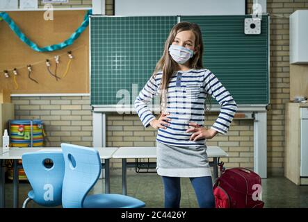 Ritratto di ragazza sicura indossando maschera in classe Foto Stock