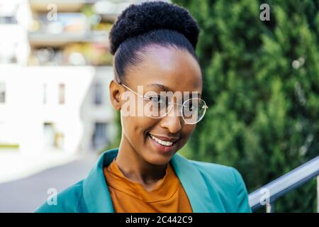 Ritratto di sorridente giovane imprenditrice con gli occhiali Foto Stock