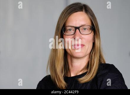 10 giugno 2020, Sassonia-Anhalt, Dessau-Roßlau: Claudia Perren, direttore della Fondazione Bauhaus Dessau. Il 1° agosto 2020 diventa direttore della Scuola d'Arte e Design di Basilea. Foto: Sebastian Willnow/dpa-Zentralbild/ZB Foto Stock