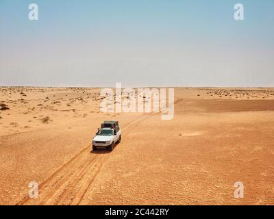 Mauritania, Parco Nazionale Banc dArguin, veduta aerea di auto fuoristrada che attraversa il deserto Foto Stock