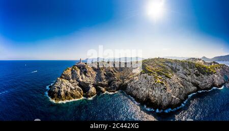 Spagna, Maiorca, Cala Ratjada, elicottero vista del sole che splende sulle scogliere costiere e faro di far de Capdepera in estate Foto Stock