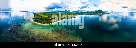 Mauritius, Fiume Nero, Flic-en-Flac, panorama in elicottero del villaggio sull'oceano in estate Foto Stock