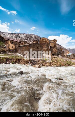 Georgia, Svaneti, Ushguli, villaggio medievale sulle rive del fiume Enguri Foto Stock
