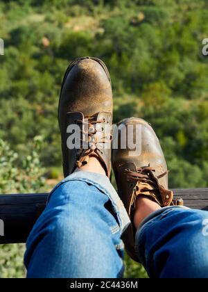 Uomo che indossa vecchie scarpe in pelle, vista parziale Foto Stock