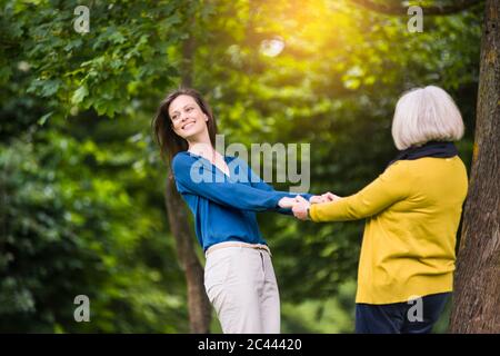 Ritratto di donna felice che passa il tempo con la madre in un parco Foto Stock