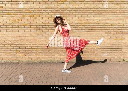 Giovane donna felice e spensierata all'aperto Foto Stock