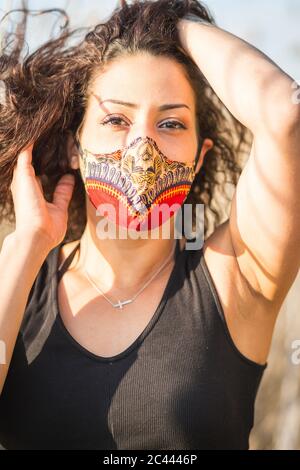 Ritratto di giovane donna che indossa mas protettivo Foto Stock