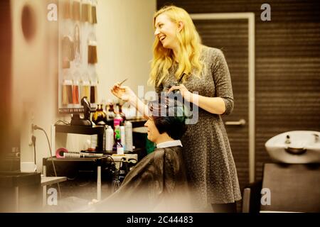 Donna parrucchiere taglio capelli donna Foto Stock